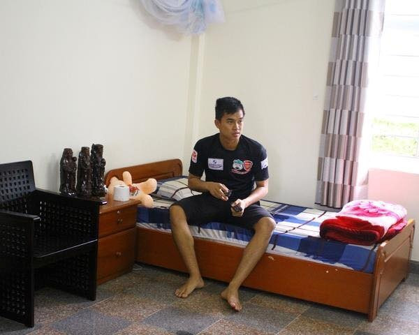 Khéo tay số một tuyển U19 Việt Nam là thủ môn người Quảng Ngãi Phạm Văn Tiến. Không chỉ đặc biệt vì từng là VĐV bóng chuyến trước khi theo nghiệp quần đùi áo số, Phạm Văn Tiến còn được biết đến là anh chàng mê kỹ thuật điện, sưu tầm đồ thủ công, tinh xảo.