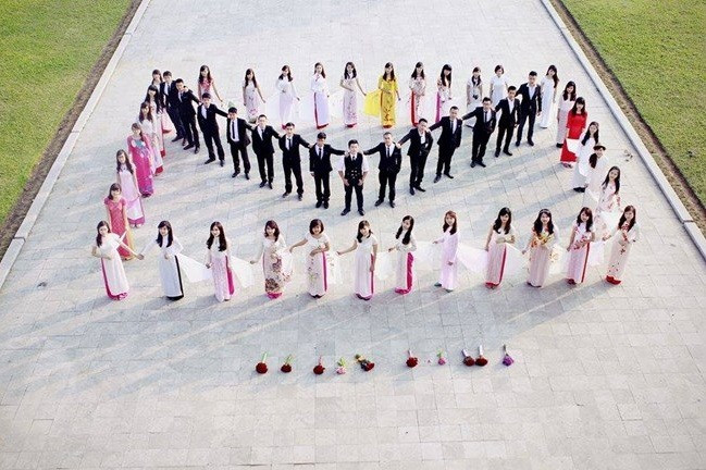 Sinh viên còn sáng tạo ra những biểu tượng đặc biệt có liên quan đến ngành nghề mình đang theo học. Trong ảnh là bức ảnh kỷ yếu của một lớp các sinh viên học ngành bưu chính viễn thông.