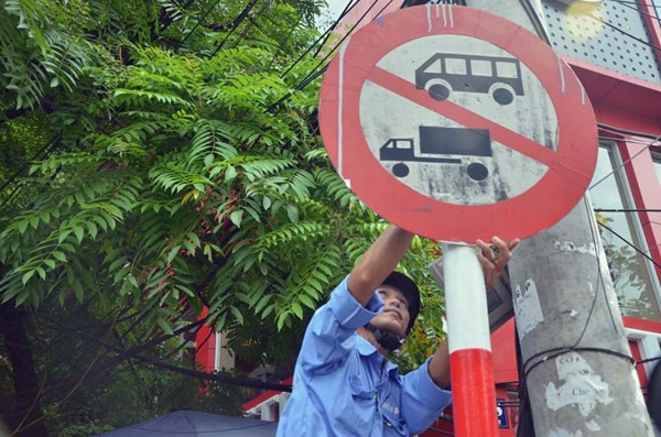 Biển cấm ô tô được tháo xuống tại đầu đường Chùa Hà vào sáng nay. Ảnh: Tiền Phong.