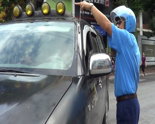Tuy nhiên, vẫn có một vài trường hợp cố tình không theo sự phân công, chỉ dẫn và đã được lực lượng chức năng nhắc nhở kịp thời. Nguồn: Tiền Phong.