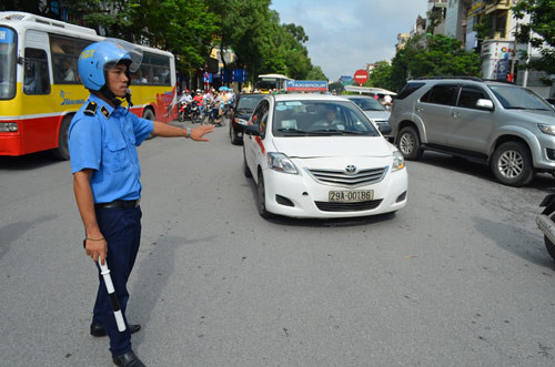 Sơ đồ phân luồng phương tiện cụ thể như sau: Xe đi Mai Dịch - Cầu Giấy và ngược lại theo hướng Phạm Hùng - Phạm Văn Đồng - Duy Tân - Trần Thái Tông - Nguyễn Phong Sắc - Trần Đăng Ninh - Nguyễn Khánh Toàn - đê Bưởi. Ảnh: Thanh tra giao thông hướng dẫn xe ô tô lưu thông theo hướng Trần Đăng Ninh - Nguyễn Khánh Toàn. Nguồn: Khám Phá.