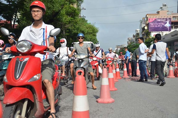 Trước đó, Sở GTVT Hà Nội cho biết, ôtô (trừ xe buýt, xe cứu thương) bị cấm lưu thông qua đường Cầu Giấy, Xuân Thủy đoạn từ ngã tư Xuân Thủy - Phạm Hùng đến ngã ba Cầu Giấy - Chùa Hà. Ảnh: Các phương tiện xe máy, xe buýt vẫn hoạt động bình thường. Nguồn: Tiền Phong.