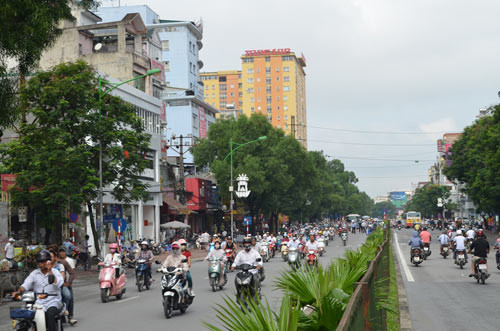 Hình ảnh tuyến đường Xuân Thủy không có ô tô lưu thông qua lại sau khi được lực lượng chức năng chỉ dẫn. Nguồn: Khám Phá.
