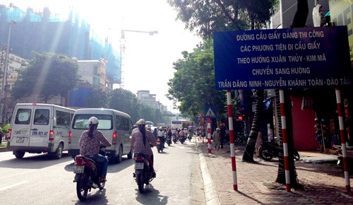 Theo phản ánh của báo chí, nhiều chủ phương tiện tỏ ra khá bất ngờ trước thông tin cấm ô tô trên tuyến đường này. Tuy nhiên, hầu hết các phương tiện đã thực hiện đúng theo sự phân công của CSGT và Thanh tra giao thông đi theo hướng quy định. Ảnh: Biển hướng dẫn các phương tiện chuyển hướng được đặt trên đường Cầu Giấy (Ảnh:VTC).