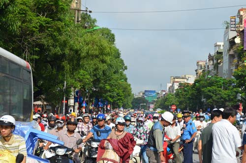 Ông Nguyễn Xuân Tân - Phó Giám đốc Sở Giao thông Vận tải Hà Nội thông tin, thành phố tổ chức phân làn ở tuyến đường trên là có lộ trình chứ không phải đột ngột và mong người dân thông cảm, chia sẻ với những khó khăn trong việc đầu tư hạ tầng để phát triển kinh tế xã hội của thành phố Hà Nội. Ảnh: Đoạn đường Xuân Thủy xảy ra ùn tắc nhẹ khi cấm ô tô. Nguồn: Khám Phá.