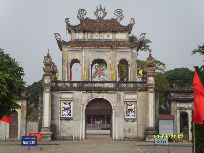 Cổng Tam quan được xây dựng vững chắc, quy mô lớn và thiết kế cầu kỳ, phía trên là khuê văn các kiến trúc giống với khuê văn các ở Văn Miếu Quốc Từ Giám.