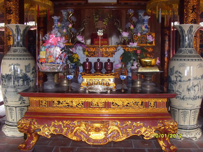 Ban thờ chính trong Văn Miếu.