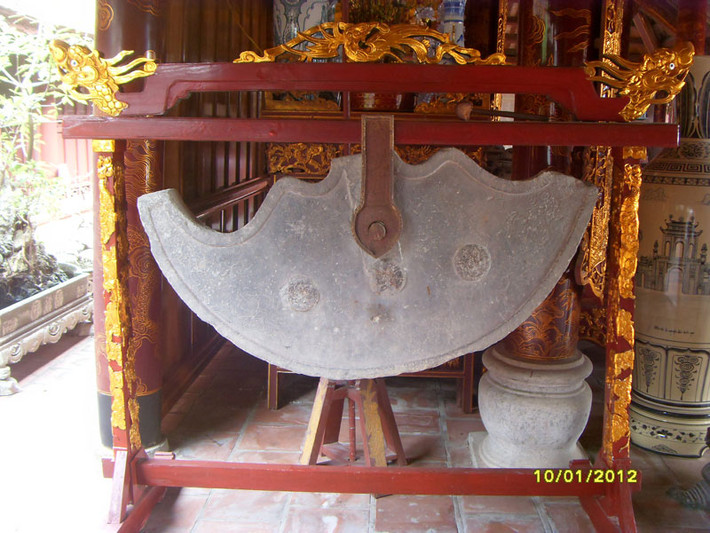 Hiện nay tại Mao Điền còn hai di vật cổ vẫn được lưu giữ khá nguyên vẹn chính là chiếc khánh đá và lư hương bằng đá được chế tác từ thời Tây Sơn.
