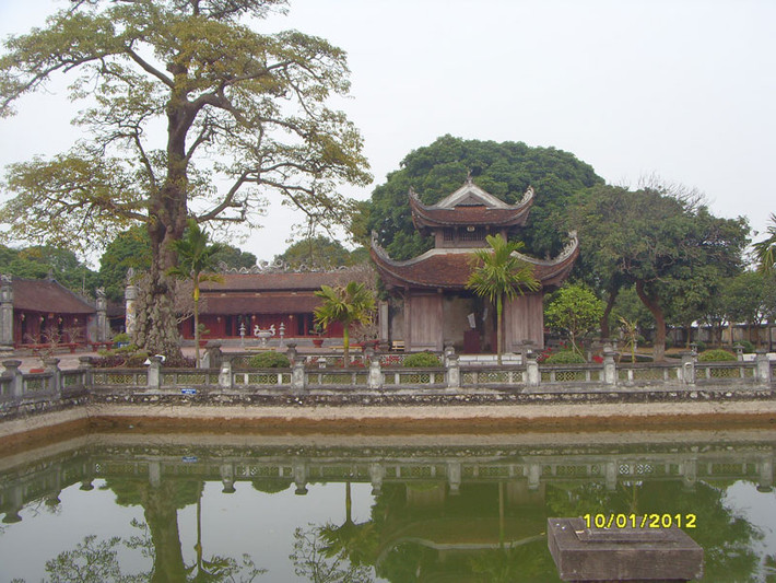 Hai bên là Gác chuông, Gác Trống đối xứng nhau, nằm phía hai đầu hồi nhà giải vũ. Kiến trúc thiết kế lầu chuông, lầu trống ở đây có dáng dấp giống thủy đình dùng làm nơi múa rối nước. Phía trước là hồ nước trong xanh với hàng cau thẳng tắp.