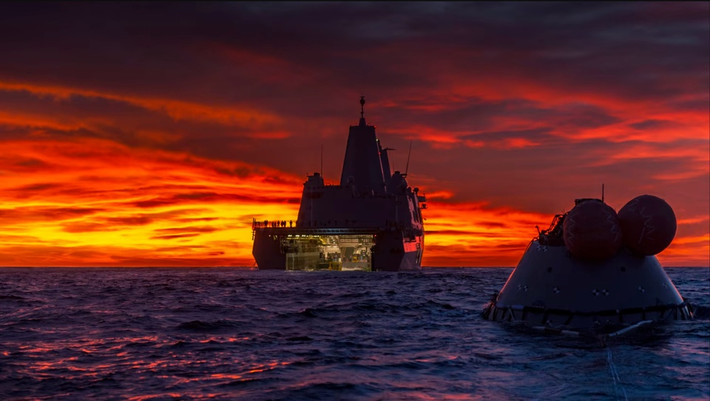 br/> Tàu đổ bộ vận tải USS John P. Murtha cùng bản thử nghiệm của Orion tại Thái Bình Dương vào ngày 1/11/2018. Đây là bài thử nghiệm do Hệ thống Thăm dò Mặt đất và Hải quân Mỹ tổ chức để đánh giá quy trình đón tàu vũ trụ Orion sau khi hạ cánh xuống biển. Ảnh: NASA.