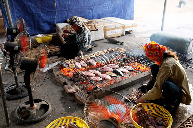 Nướng cá trước khi vận chuyển đến vùng xa.