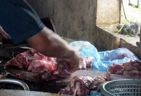 Không cần chất phụ gia, với cánh chuyên bán hàng ăn liên quan món bò, thủ thuật biến thịt lợn, rõ hơn là lợn sề thành bò... được cho là dễ như trở bàn tay. Một là dùng máu (tiết) bò trộn vào thịt lợn khi ướp để có mùi gây. Hai là dùng viên gia vị bò giá rẻ, mua đầy ngoài chợ, mỗi viên cho vài chảo thịt 5 – 7 cân là được như ý. B a là lấy xương bò tươi nguyên đập làm đôi, cho vào trần cùng với thịt...