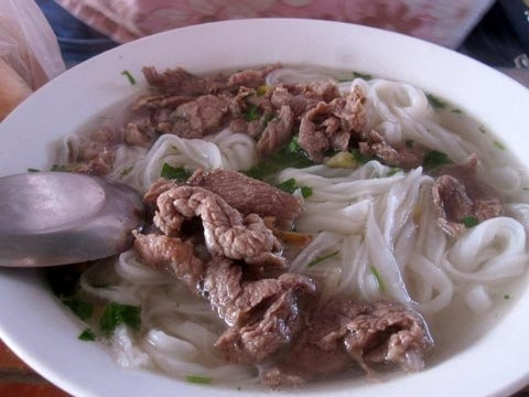 Song, chiêu trò này chỉ áp dụng được khi chế biến thịt loại thái mỏng, dành cho các quán hàng phở, bún...