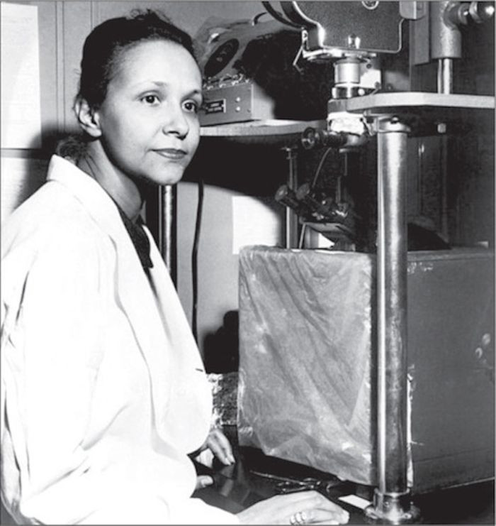 Bà Jane Cooke Wright (SN 1919) là một trong những nữ bác sĩ người Mỹ gốc Phi đầu tiên. Bà là nhà nghiên cứu về bệnh ung thư tại Harvard thử nghiệm phương pháp điều trị hóa trị cá nhân cho các bệnh nhân ung thư, mở ra hướng điều trị quan trọng trong y học hiện đại.