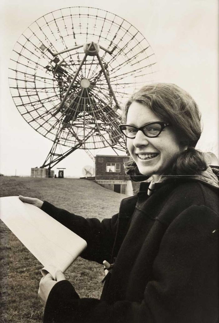 Giáo sư Jocelyn Bell Burnell (1943) là nhà Vật lý thiên văn học. Bà có khám phá được coi là quan trọng nhất thế kỷ XX về các xung vô tuyến Pulsar. Pulsar là sản phẩm của vụ nổ siêu tân tinh, thứ kiến tạo ra sự sống khắp vũ trụ. Thế nhưng, bà bị “ngó lơ” trong giải thưởng Nobel Vật Lý năm 1974, mặc dù hai học giả nam cùng làm việc với bà nhận đồng giải thưởng.