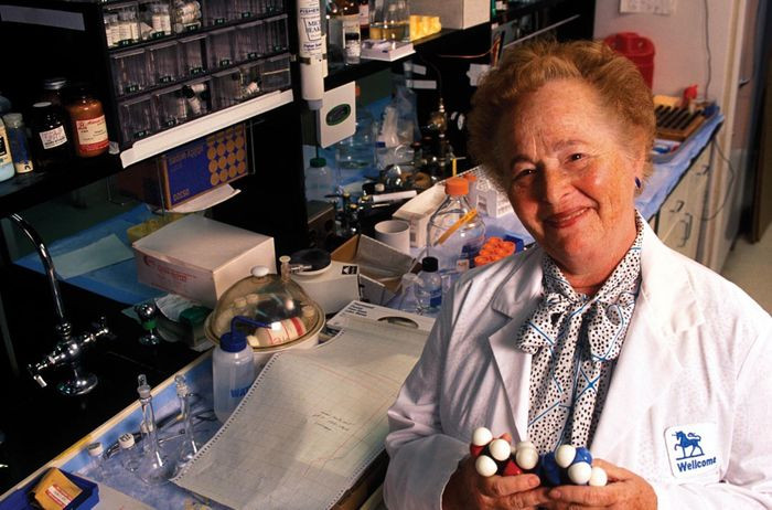 Bà Gertrude Belle Elion (23/1/1918 - 21/2/1999) là nhà hóa sinh và nhà dược học người Mỹ. Bà đoạt giải Nobel Sinh lý và Y khoa năm 1988. Bà là người đầu tiên đặt nền móng cho sự phát triển các loại thuốc để điều trị bệnh bạch cầu và ngăn ngừa đào thải ghép thận.