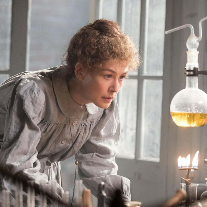 Bà Marie Curie (7/11/1876- 4/7/1934), người Ba Lan, có nhiều đóng góp cho nền khoa học thế giới. Bà theo học tại Sorbonne, sau đó trở thành trưởng khoa vật lý của trường vào đầu những năm 1900. Khi ấy rất ít phụ nữ theo học hoặc dạy khoa học tại các trường đại học châu Âu. Marie Curie và chồng cùng giành giải thưởng Nobel năm 1903.