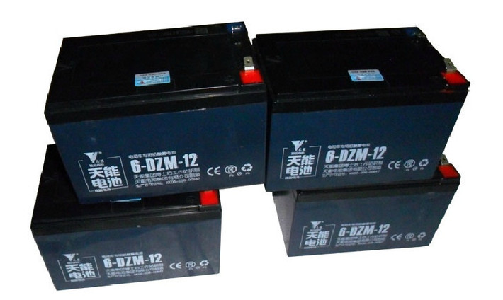 Khi được hỏi về yếu điểm của sản phẩm, anh H.(bán hàng trên đường Tôn Đức Thắng) chia sẻ: "Xe kém chất lượng thường có bình ắc quy không tốt, cấu tạo từ chì, thuộc nhóm chất thải nguy hại. Mỗi khi hỏng hóc, lượng chì và axit trong bình dễ chảy tràn ra ngoài, gây chập cháy rất nguy hiểm"