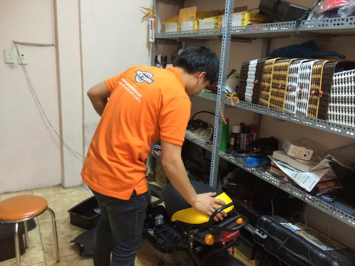Ngoài ra, vì ham rẻ, nhiều người mua phải xe hàng nhái, vì thế gặp khó khăn trong việc thay mới, sửa chữa. Bác N.M.T (cửa hàng sửa chữa Thái Hà) cho biết: "Thậm chí, riêng pin của xe nếu thay mới có thể tốn đến 4 triệu – bằng nửa giá trị nguyên chiếc, xe lậu, xe rởm khó thay phụ tùng lắm".