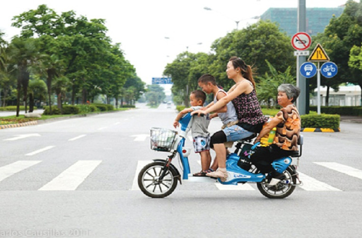 Hiện tượng chở 3-4 người với loại xe này là phổ biến. Hầu như trọng tải đều vượt mức cho phép, gây sức ép đến mô tơ, khung vành và bánh xe, giảm tuổi thọ của các thiết bị và cực kỳ nguy hiểm khi tham gia giao thông.
