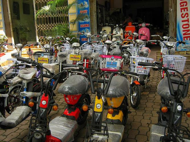"Mềm" giá hơn một nửa và chạy hàng là xe nhập từ Trung Quốc thường được sinh viên, học sinh "rinh" về vì nhiều mẫu mã. Anh T. (chủ cửa hàng xe phố Huế) cho biết: "Sự khác biệt về giá phụ thuộc vào xe dùng pin hay ắc quy. Hiện tượng nhập nhèm chất lượng xe hiện nay nhiều và rất khó phân biệt. Nhiều người chỉ quan tâm giá rẻ thôi".