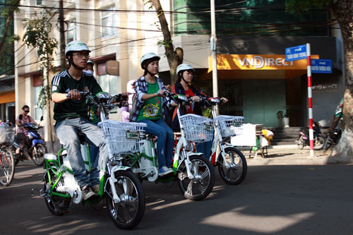 2. "Xài" đúng cách - tránh được hiểm nguy Những mối nguy hại có thể được hạn chế nhờ vào việc mua sản phẩm có thương hiệu uy tín, đọc kỹ các yêu cầu về sử dụng của nhà sản xuất để tránh “tiền mất, tật mang” . Kiểm tra xe an toàn trước khi điều khiển. Tuy nhiên, vì mưu cầu trục lợi, các thương hiệu giờ đổ tiền vào truyền thông hình ảnh, nhãn hàng, nên đôi lúc chữ "uy tín thương'' cũng cần xem xét lại.