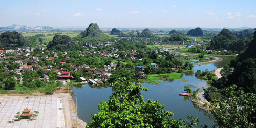 Trung tâm bến thuyền Tràng An nằm cách cố đô Hoa Lư 3 km theo hướng nam, cách thành phố Ninh Bình 7 km theo hướng tây dọc đại lộ Tràng An, cách thị xã Tam Điệp 16 km theo hướng bắc qua Tam Cốc, cách Hà Nội 96 km theo hướng nam. Vùng lõi Tràng An có diện tích hơn 4.000 ha, là vùng bảo vệ đặc biệt của danh thắng. Vùng bảo vệ đặc biệt này nằm trọn trong khu rừng đặc dụng Hoa Lư, thuộc quy hoạch bảo tồn cố đô Hoa Lư và cũng thuộc quy hoạch khu du lịch Tràng An với diện tích 12.000 ha. Ảnh: VOV.