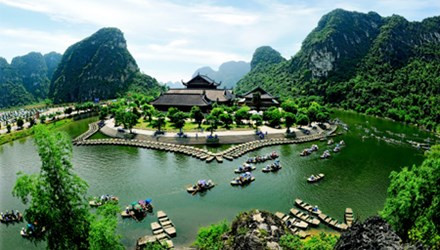 Quần thể di sản Tràng An có các khu du lịch chính, gồm: Khu du lịch sinh thái Tràng An, khu du lịch Tam Cốc - Bích Động, Khu di tích lịch sử văn hóa Cố đô Hoa Lư, Khu du lịch văn hóa chùa Bái Đính. Ảnh: Tiền Phong.