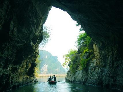 Trong danh thắng này còn có nhiều hệ sinh thái rừng ngập nước, rừng trên núi đá vôi và các di tích gắn với lịch sử của kinh đô Hoa Lư xưa. Ảnh: VTC.