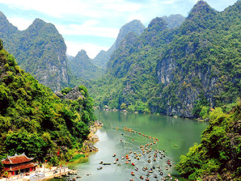 Tràng An là một khu du lịch sinh thái nằm trong Quần thể danh thắng Tràng An thuộc tỉnh Ninh Bình đã được Chính phủ Việt Nam xếp hạng di tích quốc gia đặc biệt quan trọng. Ảnh: Ninh Mạnh. Nguồn: Baoninhbinh.org.vn.