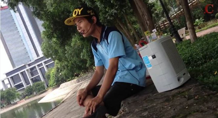 Công việc của Chip đường phố là hát rong, bán bàn chải. Cư dân mạng, giới trẻ vài tháng nay biết đến hình ảnh của Chip đường phố là một cậu bạn trẻ hay cười, vui tính và hát khá hay.