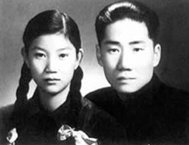 Sau bao năm chịu đựng nỗi đau mất chồng, tới năm 1962, nhờ sự động viên và mai mối của Mao Trạch Đông, Lưu Tư Tề chính thức đi bước nữa. Bà kết hôn với Dương Mâu Chi - giáo sư của Học viện Phòng không Trung Quốc. Ảnh cưới của Mao Ngạn Anh và Lưu Tư Tề.