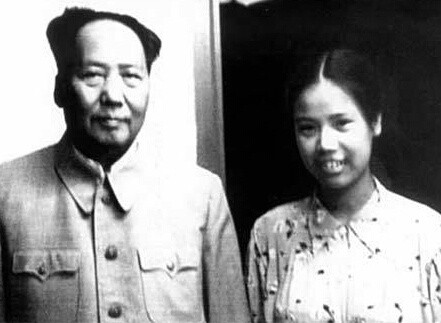 Vợ ông sau này là thiếu tướng Quân Giải phóng Nhân dân Trung Quốc và họ có con trai là Mao Tân Vũ, cùng cháu nội là Mao Đông Đông. Trên thực tế, Thiệu Hoa đã trở nên quen thuộc với gia đình họ Mao. Bà chính là em gái cùng mẹ khác cha của Lưu Tư Tề. Sau khi người chồng đầu là Lưu Khiêm Sơ hy sinh, bà Trương Văn Thu quyết định kết hôn với Trần Chấn Á. Thiệu Hoa chính là con gái của hai người. Trong ảnh là Mao Trạch Đông và cô con dâu Thiệu Hoa vào cuối những năm 50 của thế kỷ trước.
