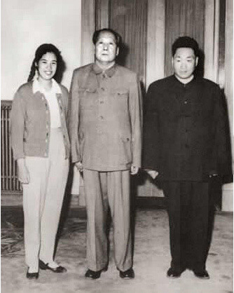 Trong ảnh là Thiệu Hoa, Mao Trạch Đông và Mao Ngạn Thanh. Mao Ngạn Thanh là con trai thứ hai của Mao Trạch Đông và Dương Khai Tuệ. Ngạn Thanh cũng là em trai ruột của Mao Ngạn Anh. Ông sinh tại thành phố Trường Sa, tỉnh Hồ Nam. Ông kết hôn với Thiệu Hoa, em gái Lưu Tư Tề.