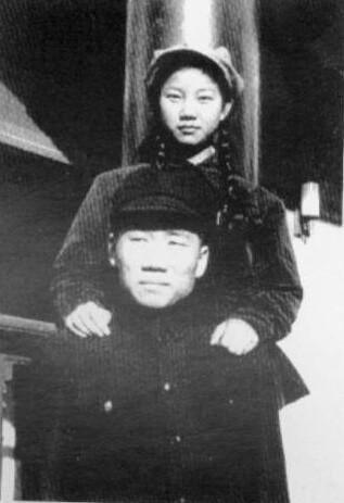 Tháng 10/1950, Mao Trạch Đông quyết định đưa quân tới Triều Tiên và con trai ông, tức Mao Ngạn Anh nằm trong số những người đầu tiên được điều tới Triều Tiên tham chiến. Ảnh: Mao Ngạn Anh và Lưu Tư Tề.