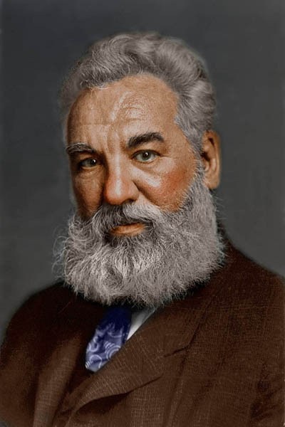 Alexander Graham Bell phát minh ra chiếc điện thoại năm 18 tuổi: Năm 18 tuổi, Alexander Graham Bell bắt đầu tìm hiểu các phương pháp truyền âm. Phát minh “máy điện báo âm thanh” của ông cùng sự trợ giúp của Thomas Watson cuối cùng đã thành công vào 10-3-1976, đánh dấu sự ra đời ngành thông tin liên lạc bằng âm thanh thay cho bảng mã Morse. Bell cũng được vinh danh vì những đóng góp của mình với người khiếm thính.