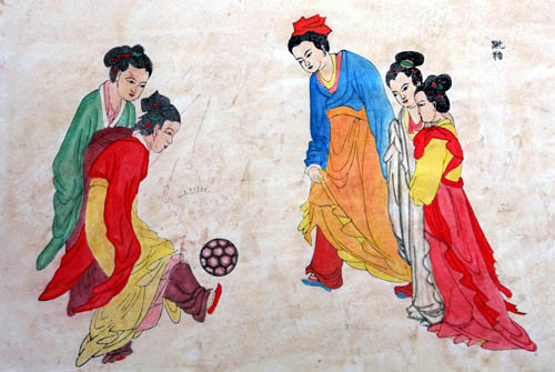 Vào thời Chiến Quốc, đá bóng đã trở thành một hoạt động giải trí khá thịnh hành. Trong cuốn sử “Chiến quốc sách - Tề sách nhất” của Tung Hoành Gia ghi chép: “Lâm truy thậm phú nhi thực. Kì dân vô bất xuy vu cổ sắt, kích trúc đạn cầm, đẩu kê tẩu khuyển, lục bác tháp cúc giả”. Trong đó “tháp cúc” chính là chỉ xúc cúc, hay chính là đá bóng. Điều này cho thấy hoạt động bóng đá ngay từ cuối thời Chiến Quốc đã rất phổ biến.