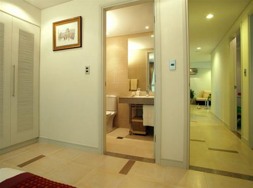 4.Cửa phòng ngủ đối diện với nhà vệ sinh. Nhà vệ sinh là nơi bài tiết, chứa đựng những thứ không sạch sẽ, vì thế, nơi này sản sinh ra những uế khí và hơi ẩm hoặc những năng lượng xấu. Cho nên nếu để cửa phòng đối diện với nhà vệ sinh sẽ khiến không gian trong phòng trực tiếp đón nhận những điều xấu kể trên, dẫn tới sức khỏe người trong phòng bị ảnh hưởng không tốt.