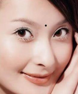 Nốt ruồi ở ấn đường: Nếu một người có nốt ruồi ở ấn đường ở giữa hai lông mày thì chuyện tình cảm cũng thường gặp nhiều trắc trở, có thể họ yêu nhiều, nhưng trong tình yêu lại thường bị tổn thương.