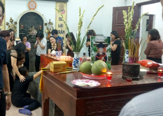 Sau khi hoàn tất công tác khám nghiệm tử thi vào 4h sáng cùng ngày, gia đình đã ngay lập tức đưa bé trai từ Hà Nội về Thanh Hóa để an táng.