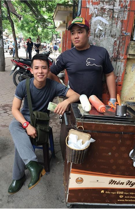 Ông chủ 9X cùng bạn bè mở quán bánh mì - thịt xiên ở đầu một con ngõ nhỏ gần Học viện Ngoại giao, phố Chùa Láng, Hà Nội. Dù chỉ là một quán ăn vỉa hè đơn giản nhưng Hoàng Đức cùng bạn bè thân thiết đã đưa nhiều ý tưởng mới lạ, hay ho để giúp quán ăn nhỏ trở nên có sức hút hơn.