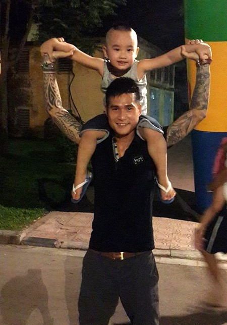 Để xăm kín hai cánh tay, các cầu thủ phải bỏ ra số tiền, thời gian không ít... Trung bình để xăm kín cánh tay phải tiêu tốn đến hơn 10 triệu đồng và thời gian từ 2-3 ngày.