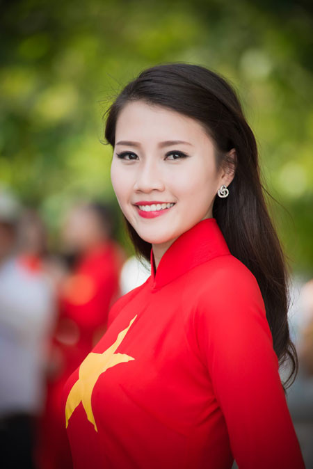 Quan điểm của Thanh Tú về cuộc sống: "Các bạn trẻ hãy cứ sống thật "trẻ", vui tươi hồn nhiên và cái gì đến sẽ đến!". Ảnh dùng trong bài: Lê Chí Linh/Zing/BTC Hoa hậu Việt Nam/