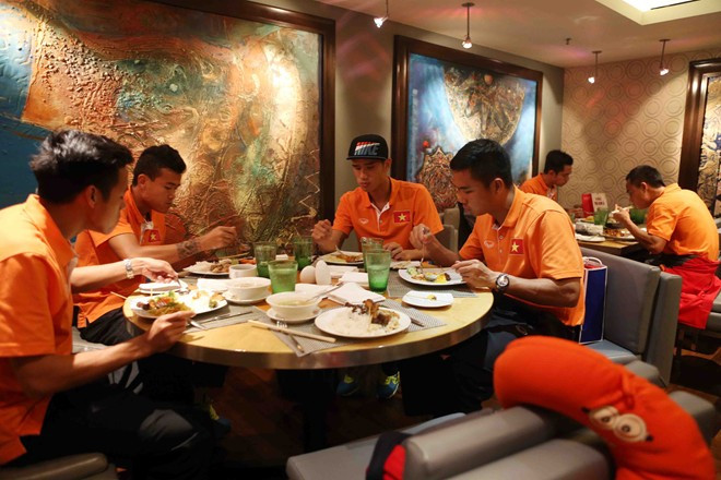 Theo TTVN, trong đêm đầu tiên tại khách sạn 5 sao Hilton PJ (Shah Alam), các cầu thủ tuyển Việt Nam có bữa ăn buffet. Nhưng theo chia sẻ của các cầu thủ, đồ ăn ở đây khá lạ và không hợp khẩu vị. Sau bữa tối, một số cầu thủ lại rơi vào tình trạng khó ngủ, khi đến 1h sáng mới có thể chợp mắt.