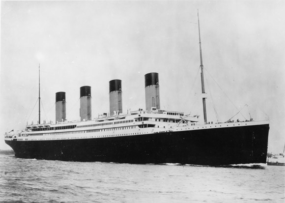 Tàu Titanic: Chủ tịch hãng White Star Line sản xuất tàu Titanic đã phát biểu về con tàu trước chuyến khởi hành đầu tiên và cũng là cuối cùng của nó: “Tàu Titanic không có nguy cơ bị chìm. Các hành khách chỉ phải chịu một số bất tiện nhỏ trong quá trình đi tàu”. Thuyền trưởng Smith dự đoán: “Tôi không nhận thấy bất kỳ nguy cơ tai nạn nào có thể xảy ra với con tàu. Công nghệ đóng tàu hiện đại sẽ giải quyết vấn đề đó”. Đáng buồn thay, khi tàu Titanic đâm vào tảng băng trôi vào ngày 15/4/1912, nó đã bị vỡ và nhấn chìm 1502 người xuống Bắc Đại Tây Dương.
