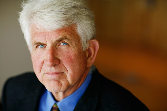 Dự báo của Robert Metcalfe năm 1995: Robert Metcalfe sinh ngày 7/4/1946 tại Brooklyn, New York, Mỹ. Ông là một kỹ sư điện tử và nổi tiếng với tư cách là người đồng sáng chế ra công nghệ mạng Ethernet và là người phát minh ra định luật Metcalfe. Ông cũng là giám đốc sáng tạo tại Đại học Texas, Austin. Vào năm 1995, ông dự đoán rằng mạng Internet sẽ sụp đổ do các lỗi nghiêm trọng và hứa sẽ ăn những tờ giấy viết lời hứa đó nếu mình đoán sai. Những dự đoán ông đưa ra thực sự đã sai. Tại hội nghị quốc tế WWW lần thứ 6, trong bài phát biểu của mình, ông đã cho phần bài báo viết về sự sụp đổ của Internet vào máy xay sinh tố rồi uống nó để chứng minh mình không nuốt lời hứa.