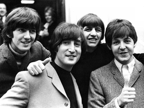 Ban nhạc The Beatles: Ngày 1/1/1962, nhà sản xuất âm nhạc của hãng thu âm Decca Tony Meehan đã tiến hành thử giọng cho các thành viên ban nhạc The Beatles bao gồm Paul McCartney, John Lennon, George Harison và Pete Best. Họ đã trình bày 15 ca khúc trong một giờ đồng hồ. Thế nhưng, hãng thu âm Decca đã từ chối nhận họ với nhận xét: "Chúng tôi không thích âm nhạc của họ. Các nhóm chơi ghi-ta giờ đã hết thời rồi”. Hãng còn dự báo nhóm sẽ sớm thất bại, nhưng những điều The Beatles làm được đã khiến cả thế giới kinh ngạc. Họ đã trở thành nhóm nhạc bán được nhiều đĩa nhất tại Mỹ, nhận được 7 giải Grammy và 1 giải của Viện Hàn lâm âm nhạc. Tạp chí Time đã vinh danh The Beatles nằm trong top 100 người có ảnh hưởng nhất thế kỷ 20.