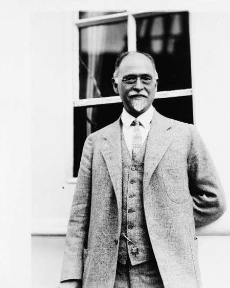 Dự báo về thị trường chứng khoán năm 1929 của Irving Fisher: Irving Fisher sinh ngày 27/2/1867 tại Saugerties, New York (Mỹ). Ông là một nhà kinh tế học rất nổi tiếng tại Mỹ thời bấy giờ, thế nhưng một sự đoán sai đã làm mất đi danh tiếng Fisher tạo dựng trong suốt nhiều năm. 3 ngày trước khi thị trường chứng khoán Mỹ sụp đổ, ông đã dự đoán rằng: “Giá cổ phiếu dường như đã đạt đến mức cao nhất và ổn định nhất”. Sau khi sự sụp đổ thị trường diễn ra dẫn tới cuộc Đại khủng hoảng kinh tế thế giới những năm 1930-1040, Fisher đã phải trả giá đắt cho dự đoán sai của mình. Danh tiếng và tài sản của ông nhanh chóng bị hủy hoại. Sau này, tên của ông được sử dụng cho một số thuật ngữ kinh tế trong cuộc khủng hoảng kinh tế năm 2000, ví dụ như phương trình Fisher, giả thuyết Fisher, tác động quốc tế Fisher và các định lý tách Fisher.