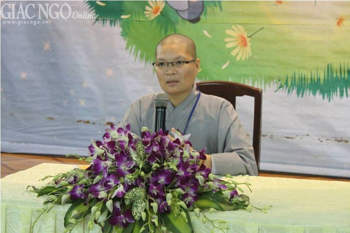 Sư cô Thích Nữ Huệ Đức thuyết giảng về đề tài "Xin đừng bỏ con".
