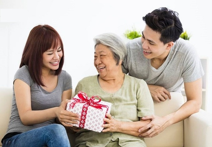 Số tiền mà bạn chi cho cha mẹ xuất phát từ tấm lòng hiếu thuận và tình cảm mà chúng ta dành cho cha mẹ. Số tiền đó có thể không nhiều, nhưng hãy đền đáp công lao trời biển của cha mẹ một cách cân xứng với những gì mà bạn có.